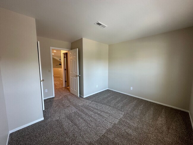 Building Photo - 2-Bedroom Home with Loft in Lakeridge Springs
