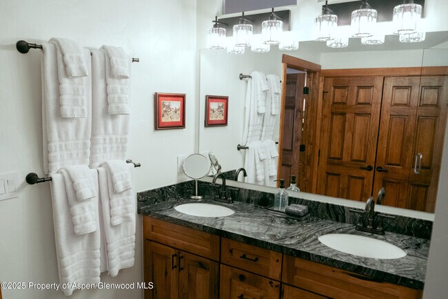 Building Photo - 700 S Monarch St