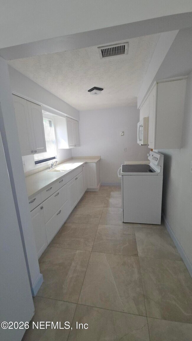 Building Photo - 10791 Luana Dr N