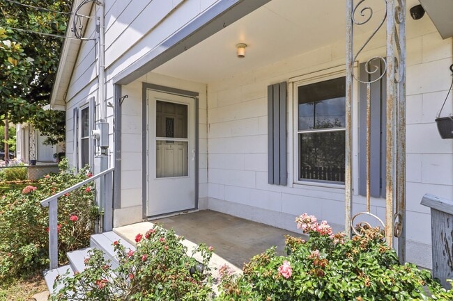 Building Photo - Cute 2/2 in Kilgore!