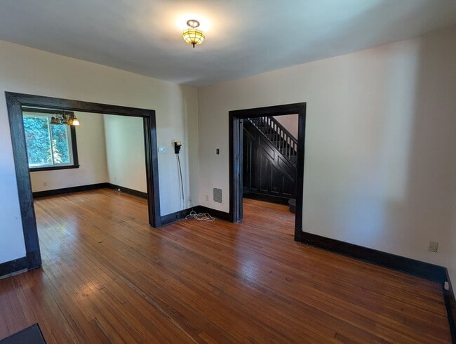 Building Photo - 3 Bedroom 1 Bathroom Single Family Home (G...