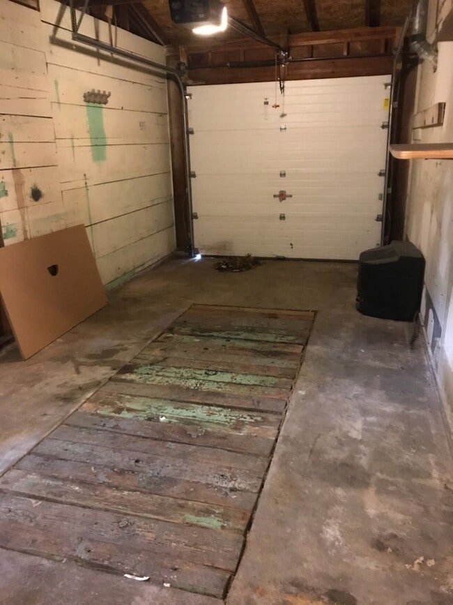 Building Photo - Nice, 4BR rancher with appliances, attached garage and fenced back yard.