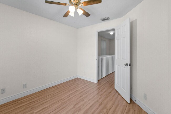 Building Photo - 954 Summit Lake Dr
