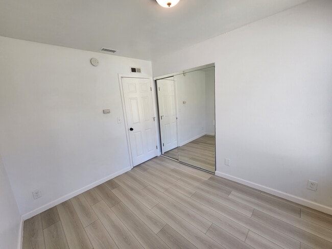 Building Photo - 527 Huff St