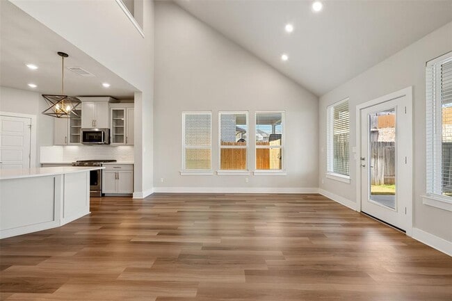 Building Photo - 2104 Prairie Oaks Dr