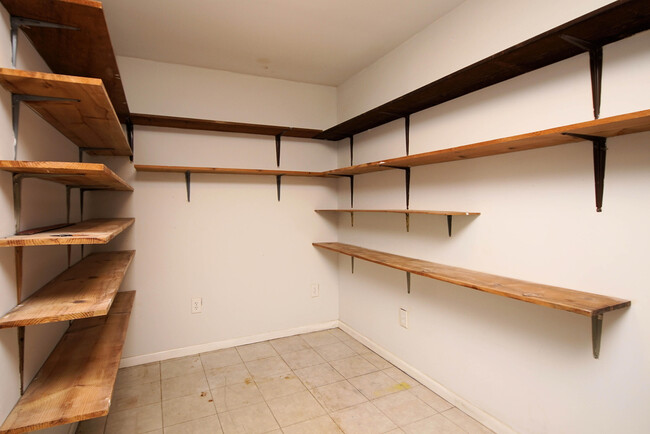 Building Photo - 596 L'Ombre Ct NE