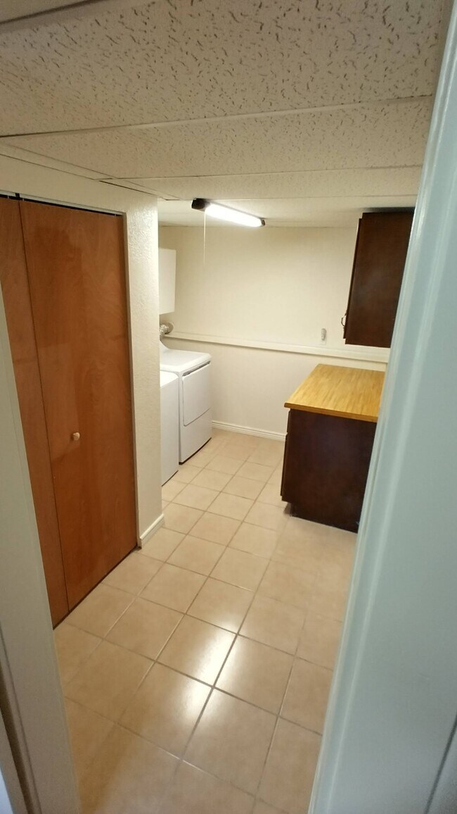 Laundry - 2782 1/2 Grant Ct