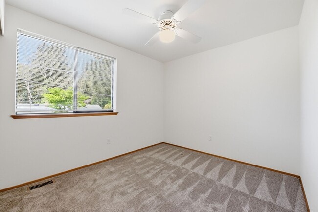 Building Photo - Lakewood Tri-Level