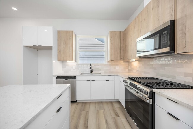 Building Photo - 6735 Peerless St