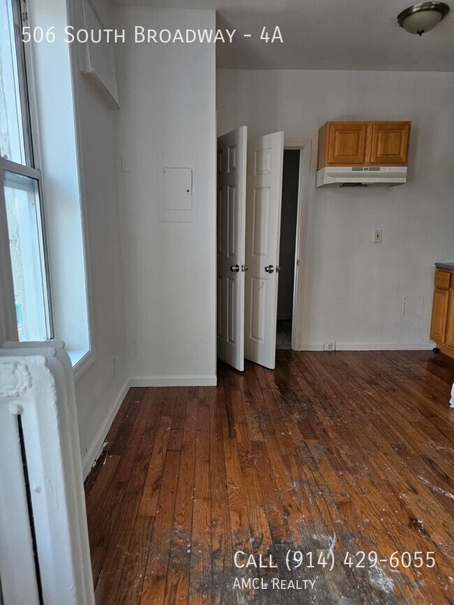 Building Photo - 506 S Broadway