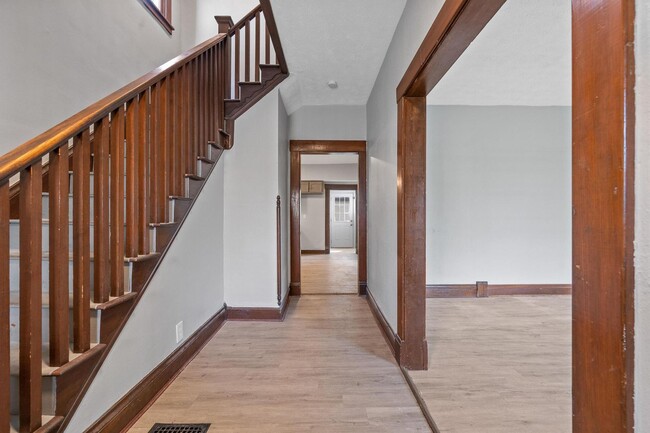 Building Photo - Large 4 Bedroom Home