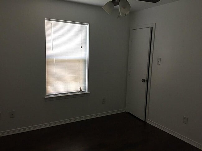 Building Photo - 7319 Village Lake Dr