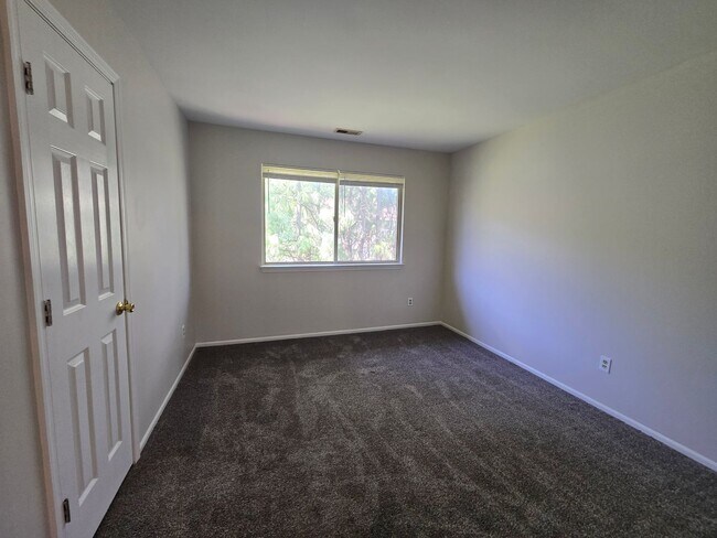 Building Photo - Commuter's delight! Freshly painted, 2-bed...