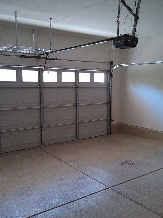 Building Photo - 4 BR 2.5 BA detached modern single-family home.