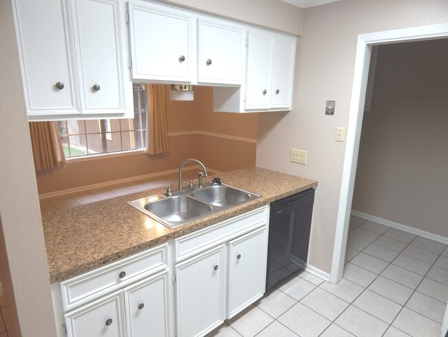 Building Photo - Gorgeous 3 Bedroom Home w/Workshop in Tyler!