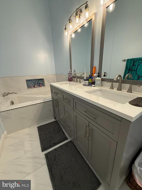Building Photo - 5832 Apsley House Ct