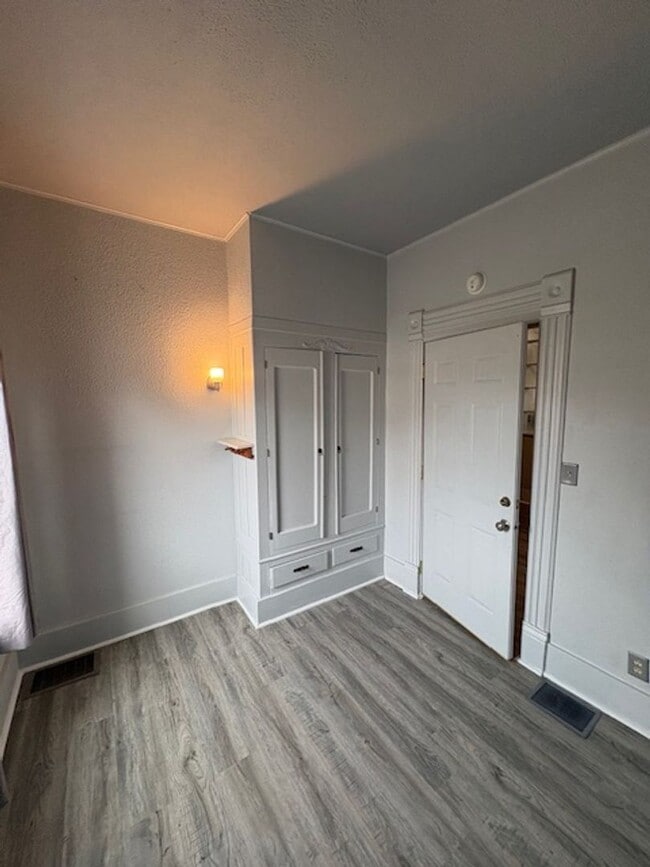 Building Photo - 901 NE Glen Oak Ave