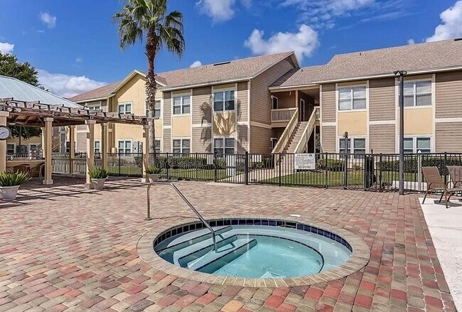 Building Photo - I-6 Palms of Amelia
