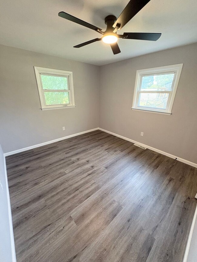 Building Photo - Spacious & Updated 4 Bedroom Home!