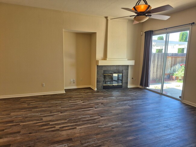 Building Photo - MAY MOVE IN SPECIAL - $500.00 of 2nd Month
