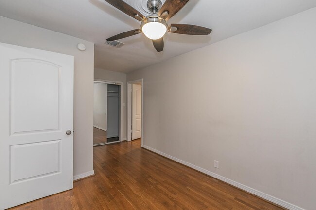 Building Photo - Recently updated 2-bedroom duplex in the desirable Ridglea area.