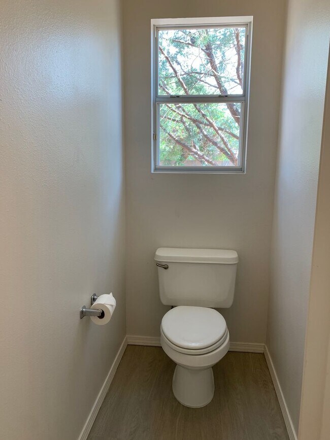 Building Photo - Lovely 3 Bedroom, 2 Bath In The NW!