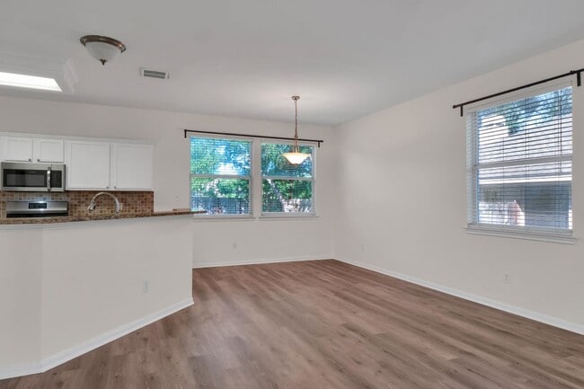 Building Photo - 6004 Mesa Verde Cir