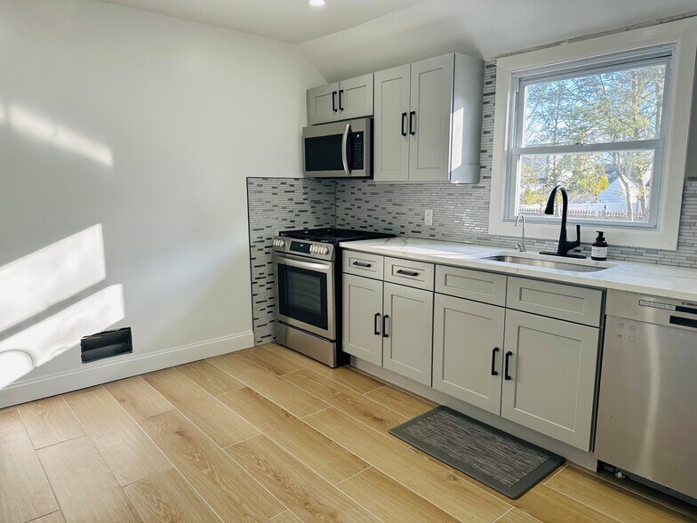 Kitchen - 11 Raymond Pl