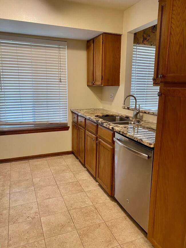 Building Photo - Evolve Real Estate: Beautiful Condo in Garrison Square Available June 3rd!