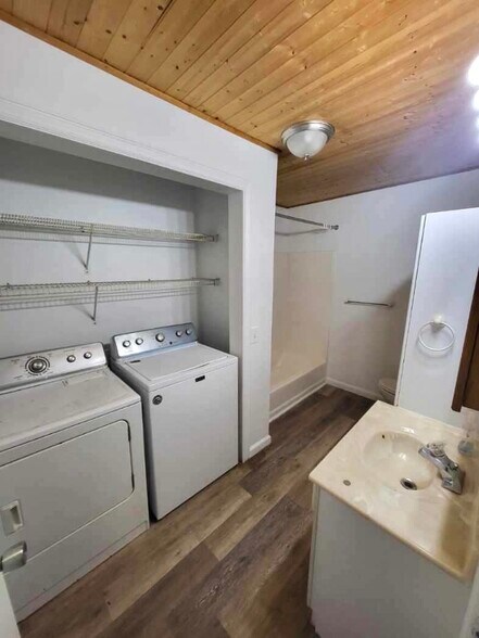 Building Photo - 404 2nd St