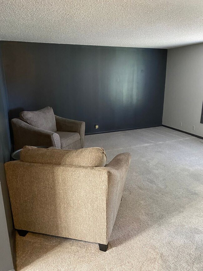 Building Photo - Fully Updated 3 Bedroom 3 Bath Townhouse with 2 Stall Attatched Garage
