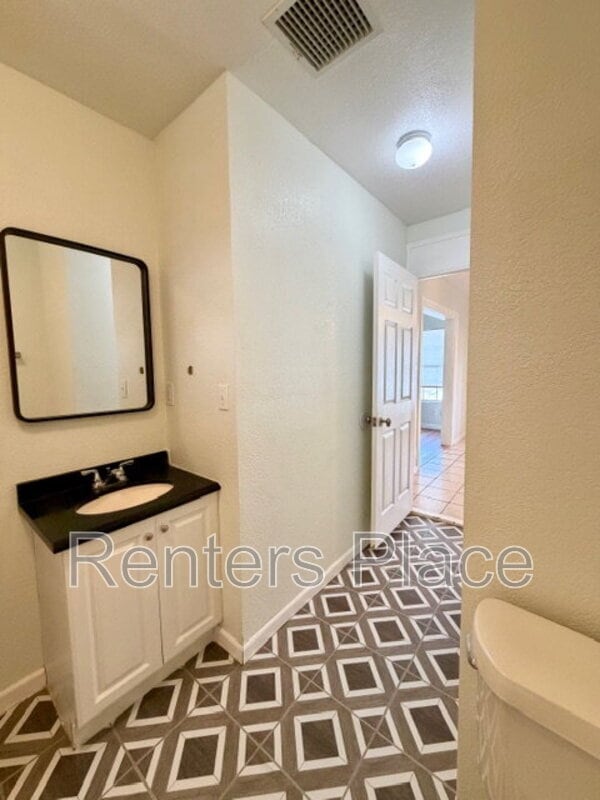 Building Photo - 1231 N Boston Pl