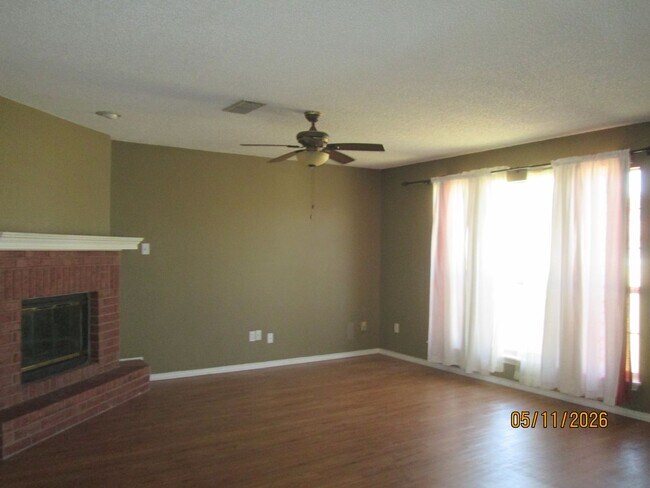 Building Photo - HOUSE - 3 Bedrooms, 2 Bath, 2 Car Garage