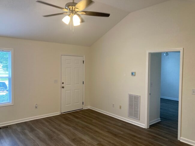 Building Photo - 61 Farm View Cir