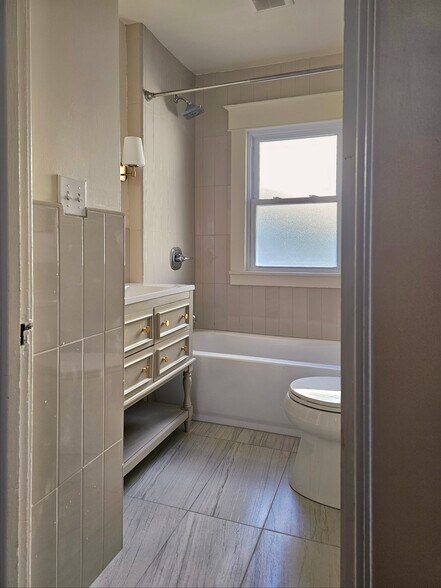 Building Photo - 148 Nassau Ave