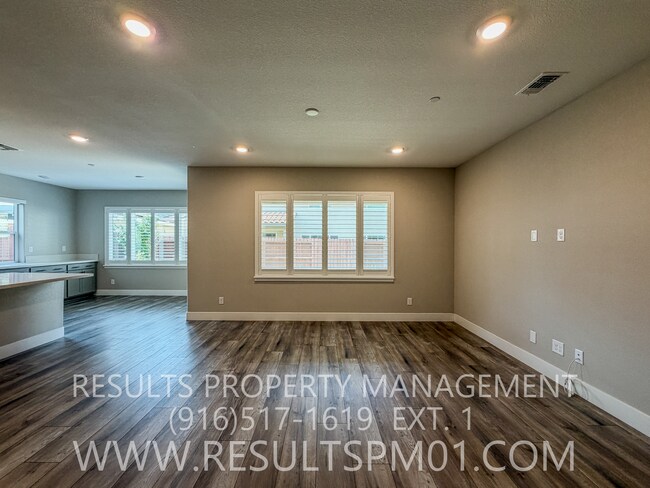 Building Photo - 587 River St