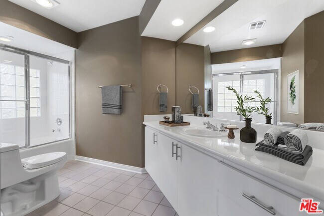 Building Photo - 12000 Goshen Ave