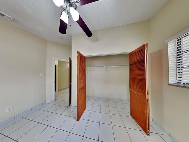 Building Photo - 2522 W 72nd St