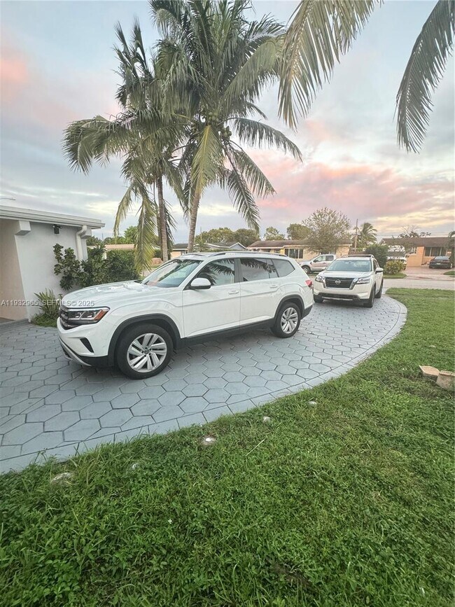 Building Photo - 1020 N 74th Terrace