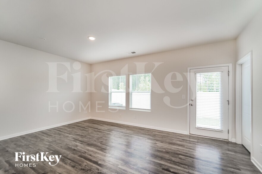 Building Photo - 2035 Cypress Village Dr NW