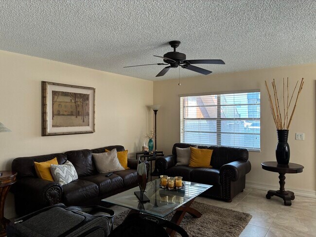 Building Photo - 489 Burgundy P