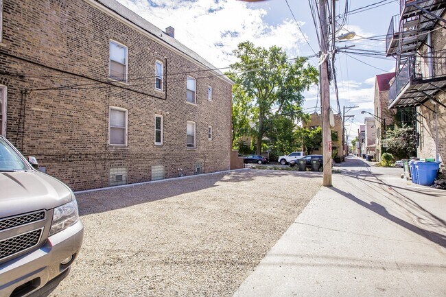 Building Photo - Gorgeous Condo Quality 2Bed/1Bath in Bucktown! In-Unit Laundry! Central Air! Parking!