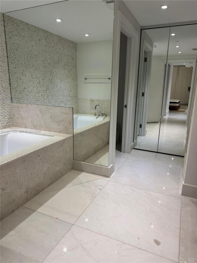 Building Photo - 17121 Collins Ave