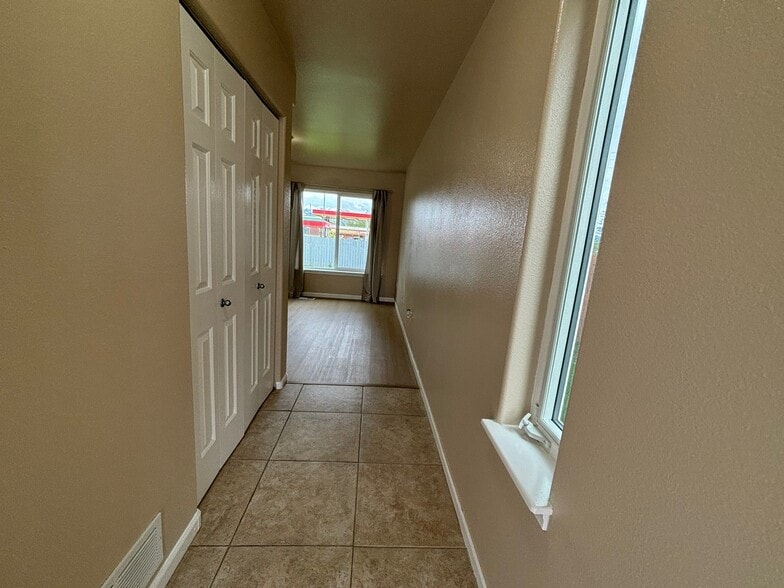Building Photo - 8819 Lakehurst Dr