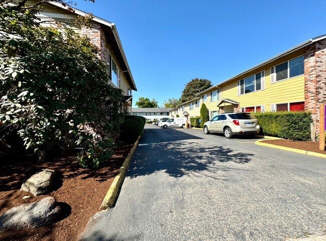 Building Photo - **$750 DEPOSIT & FREE FIRST MONTH'S RENT** ~Hudson Court - Spacious Top Floor Unit~ Great Natural...