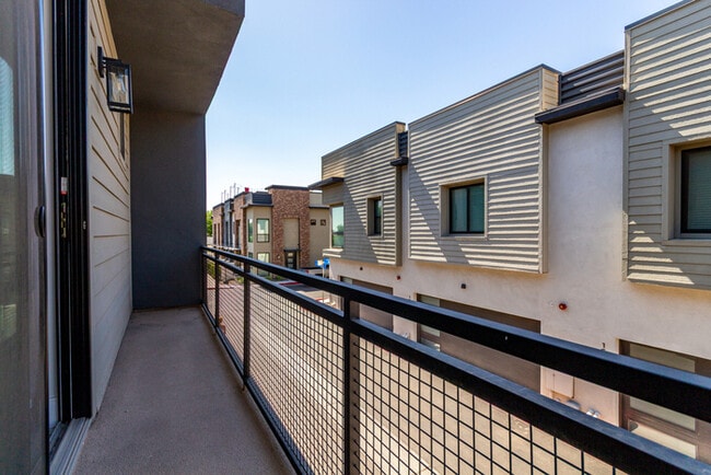 Building Photo - 165 E Lexington Ave