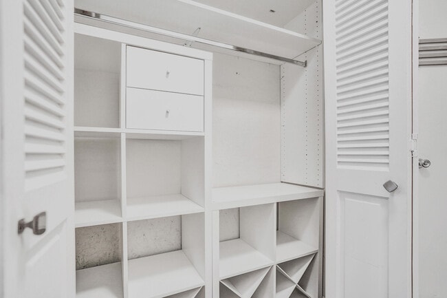 Building Photo - 6289 Bay Club Dr