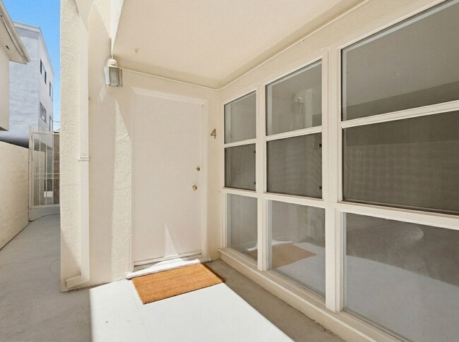 Building Photo - 337 Rexford Dr