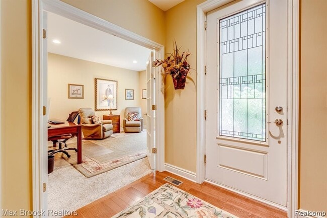 Building Photo - 1050 Oakwood Dr