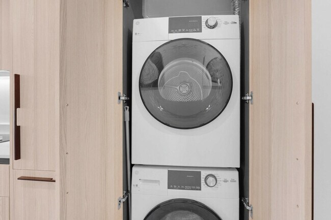 Building Photo - 225 N Miami Ave